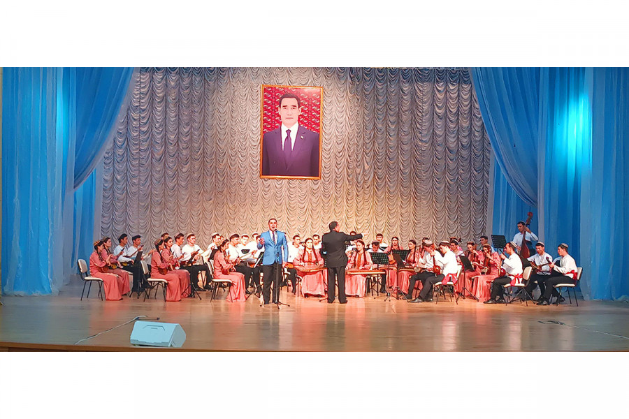 Mukama siňen ömür atly festiwalyň çäklerinde Arkadag şäherinde ýaşlar döredijilik toparlarynyň konserti geçirildi